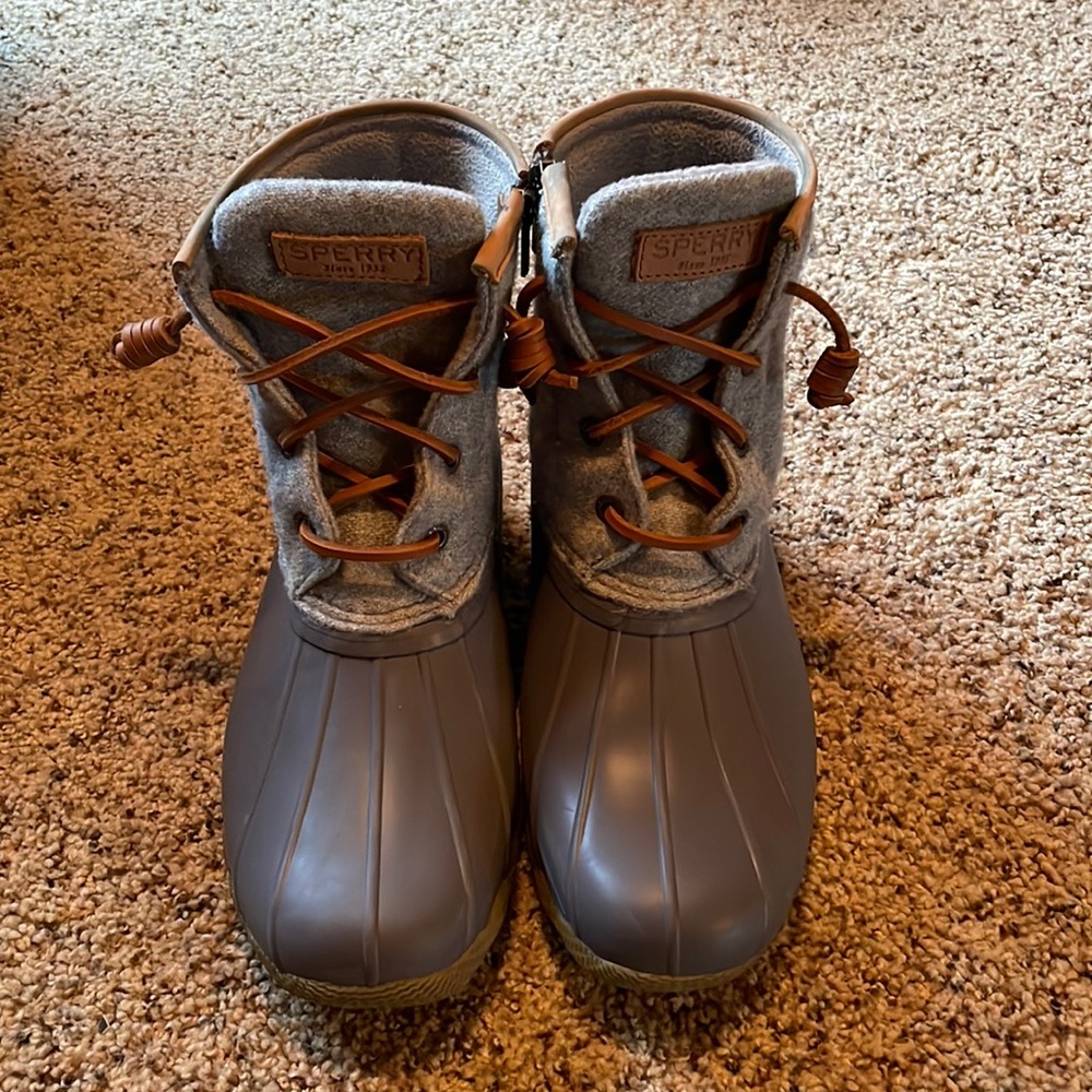Women’s Gray Sperry Duck Boots size 8 hardly worn!